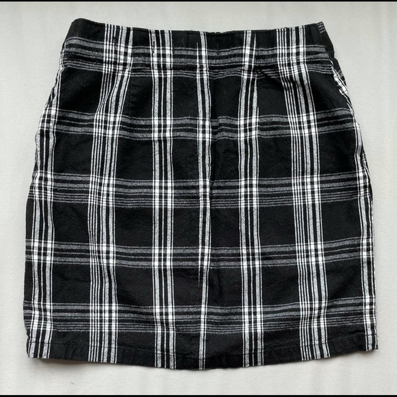 Hollister Black and White Plaid Skirt - Picture 2 of 2